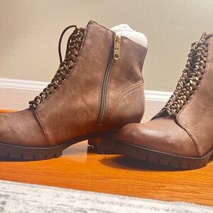 *NWT** Karl Lagerfeld Paris ‘Bernice” Brown Leather Combat Boots Women’s Sz 9M